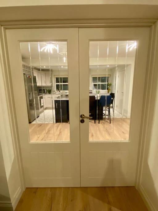 Modern Family Home 卡斯莱兰 外观 照片